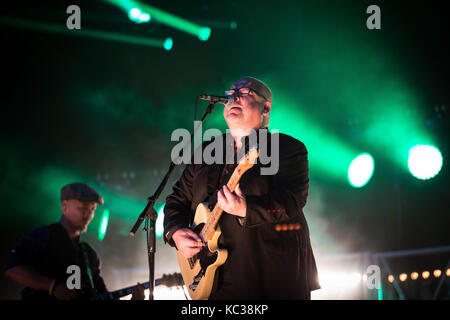 Norvège, Oslo – 11 août 2017. Le groupe de rock américain Pixies donne un concert en direct pendant le festival de musique norvégien Øyafestivalen 2017 à Oslo. Ici, le chanteur, l'auteur-compositeur et musicien Black Francis est vu en direct sur scène. Banque D'Images