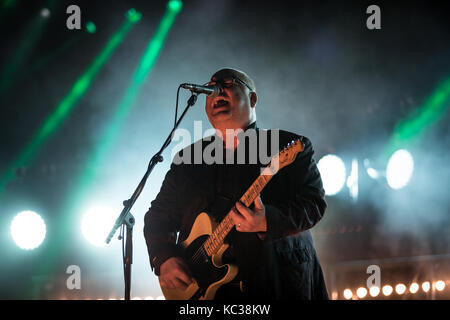 Norvège, Oslo – 11 août 2017. Le groupe de rock américain Pixies donne un concert en direct pendant le festival de musique norvégien Øyafestivalen 2017 à Oslo. Ici, le chanteur, l'auteur-compositeur et musicien Black Francis est vu en direct sur scène. Banque D'Images