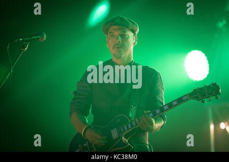 Norvège, Oslo - 11 août, 2017. Le groupe de rock américain Pixies effectue un concert live concert au cours du festival de musique 2017 Øyafestivalen norvégien à Oslo. Ici le guitariste Joey Santiago est vu sur scène. Banque D'Images