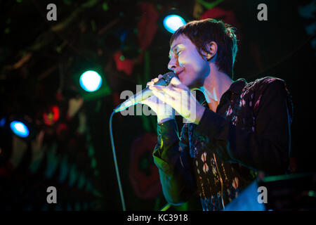 Le groupe de synthpop américain Poliça (souvent écrit sous le nom de Polica) donne un concert à Parkteatret à Oslo. Ici, le chanteur et compositeur Channy Leaneagh est vu en direct sur scène. Norvège, 31/10 2016. Banque D'Images