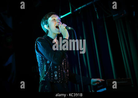 Le groupe de synthpop américain Poliça (souvent écrit sous le nom de Polica) donne un concert à Parkteatret à Oslo. Ici, le chanteur et compositeur Channy Leaneagh est vu en direct sur scène. Norvège, 31/10 2016. Banque D'Images