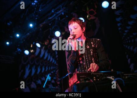 Le groupe de synthpop américain Poliça (souvent écrit sous le nom de Polica) donne un concert à Parkteatret à Oslo. Ici, le chanteur et compositeur Channy Leaneagh est vu en direct sur scène. Norvège, 31/10 2016. Banque D'Images