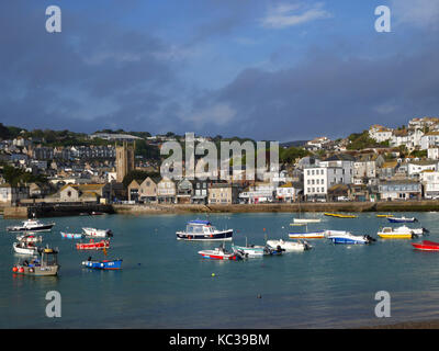 Début de la lumière du matin sur le port de St Ives, Cornwall. Banque D'Images