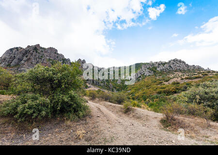Billet à la Crimée - voir de vieilles pierres à demerdzhi des montagnes de la vallée des fantômes sur la côte sud de Crimée Banque D'Images