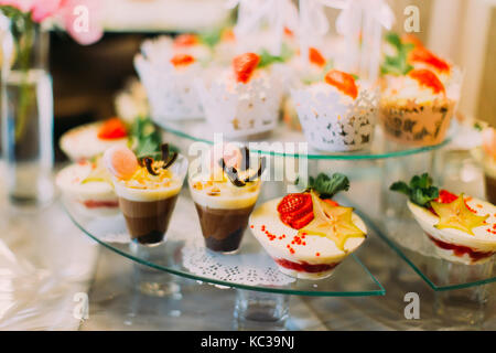 Vue rapprochée de la mariage délicieux desserts au chocolat et fruits. Banque D'Images
