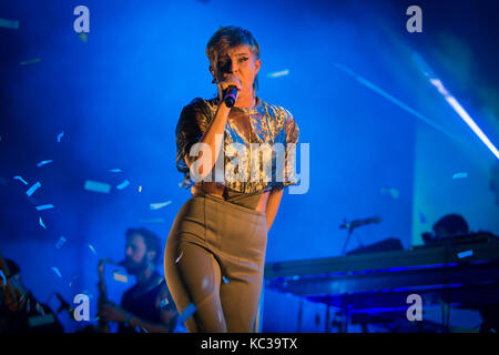 Le duo norvégien de musique électronique Röyksopp organise un concert en direct au festival norvégien de musique Øyafestivalen 2014. Le célèbre chanteur et compositeur suédois Robyn (photo) a présenté le concert. Norvège, 08/08 2014. Banque D'Images