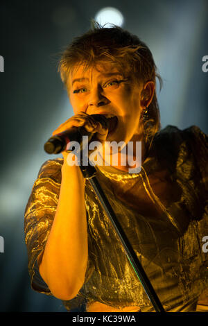 Le duo norvégien de musique électronique Röyksopp organise un concert en direct au festival norvégien de musique Øyafestivalen 2014. Le célèbre chanteur et compositeur suédois Robyn (photo) a présenté le concert. Norvège, 08/08 2014. Banque D'Images