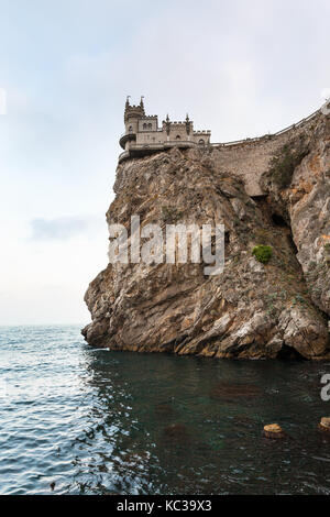 Billet à la Crimée - Vue du château de nids hirondelle sur l'aurora falaise de ay todor cap sur mer noire en soirée Banque D'Images