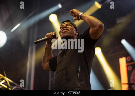 La drum and bass Rudimental bande effectue un concert live au festival de musique Bergenfest norvégien en 2016. Ici MC/DJ singer serrurier est vu sur scène. La Norvège, 16/06 2016. Banque D'Images