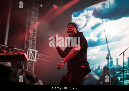 La drum and bass Rudimental bande effectue un concert live au festival de musique Bergenfest norvégien en 2016. Ici MC/DJ singer serrurier est vu sur scène. La Norvège, 16/06 2016. Banque D'Images