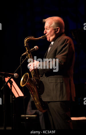 Le musicien de jazz américain et le saxophoniste Scott Hamilton effectue un concert live à cosmopolite à Oslo. La Norvège, 23/03 2017. Banque D'Images