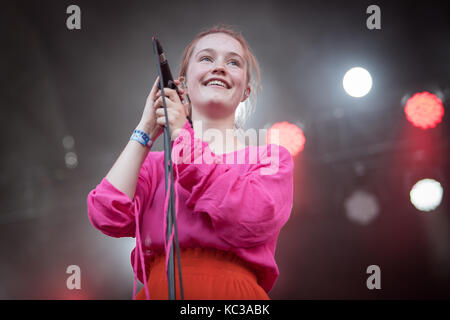 Norvège, Oslo - 10 août, 2017. La chanteuse et compositrice norvégienne Sigrid effectue un concert live au cours de la fête de la musique 2017 Øyafestivalen norvégien à Oslo. Banque D'Images