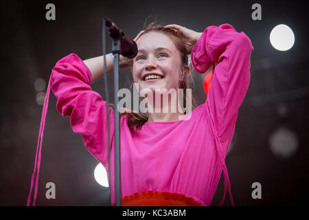 Norvège, Oslo - 10 août, 2017. La chanteuse et compositrice norvégienne Sigrid effectue un concert live au cours de la fête de la musique 2017 Øyafestivalen norvégien à Oslo. Banque D'Images