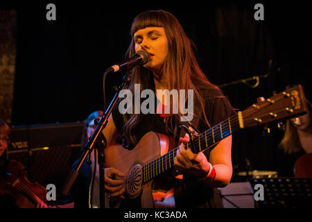 La chanteuse norvégienne, auteur-compositeur et musicien siv jakobsen effectue un concert live en mono au cours de la vitrine et de la musique norvégienne festival conférence 2016 by:larm à Oslo, Norvège 03/03 2016.. Banque D'Images