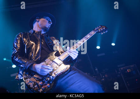 Le groupe de rock britannique Skunk Anansie effectue un concert live à Sentrum Scene à Oslo. Ici le guitariste martin 'ace' kent est vu sur scène. la Norvège, 01/03 2017. Banque D'Images