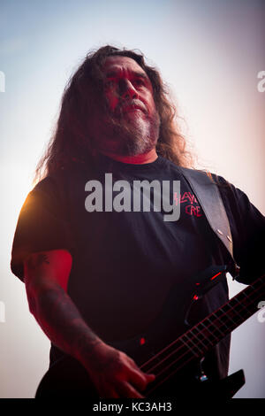 Le groupe de trash métal américain Slayer effectue un concert live au festival de musique norvégienne Øyafestivalen 2013. Ici le chanteur du groupe et du bassiste Tom Araya est représenté sur scène. La Norvège, 10/08 2013. Banque D'Images