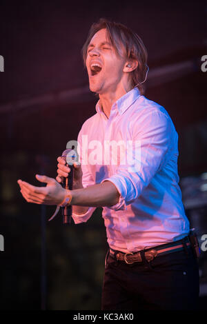 La chanteuse, auteur-compositeur et multi-instrumentiste norvégienne Sondre Lerche organise des concerts en direct au festival de musique norvégien Øyafestivalen 2015. Norvège, 12/08 2015. Banque D'Images