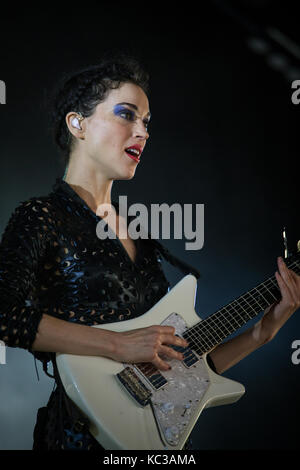 Le chanteur, auteur-compositeur et musicien Anne Erin Clark est mieux connu par son nom de scène St Vincent et ici effectue un concert live à l'Arena Stade au festival de musique danois Roskilde Festival 2015. Le Danemark, 02/07 2015. Banque D'Images