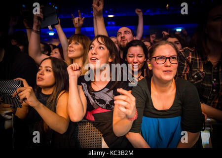 Énergique et amusé les fans de musique profitent d'un concert avec l'American Comedy duo rock Tenacious D qui effectue un concert live à Sentrum Scene à Oslo. La Norvège, 13/02 2015. Banque D'Images