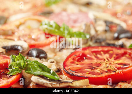 Libre de pizza au salami, tomates et olives Banque D'Images