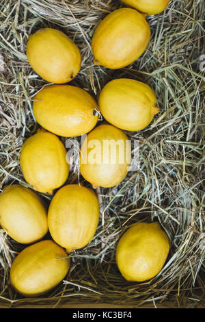 Boîte en bois avec des citrons frais mûrs sur l'affichage dans un magasin de fruits Banque D'Images