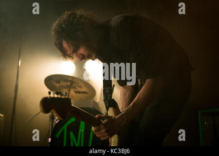 Le groupe de rock noise norvégien sten ove toft effectue un concert live à kvarteret à Bergen. Ici le chanteur et guitariste richard myklebust est représenté sur scène. la Norvège, 28/03 2015. Banque D'Images