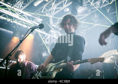 Le groupe de rock noise norvégien sten ove toft effectue un concert live à kvarteret à Bergen. Ici le chanteur et guitariste richard myklebust est représenté sur scène. la Norvège, 28/03 2015. Banque D'Images