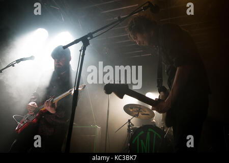 Le groupe de rock noise norvégien sten ove toft effectue un concert live à kvarteret à Bergen. Ici le chanteur et guitariste richard myklebust (r) est représenté sur scène avec njål clementsen (l). la Norvège, 28/03 2015. Banque D'Images