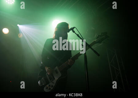 Le groupe de rock noise norvégien sten ove toft effectue un concert live à kvarteret à Bergen. ici musicien et bassiste linn frøkedal est représenté sur scène. la Norvège, 28/03 2015. Banque D'Images