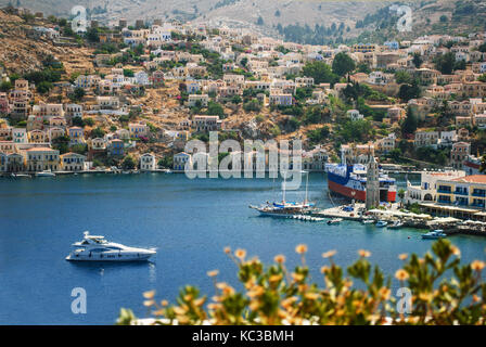 La magnifique île grecque de Symi photographiés de collines environnantes Banque D'Images