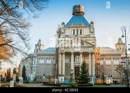 Arad, Roumanie - 01 janvier 2013 : palais de la culture. certaines parties de l'architecture du bâtiment à Arad, Roumanie Banque D'Images