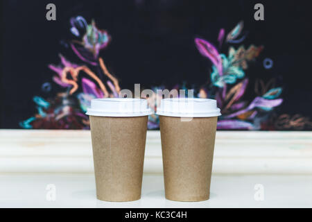 Deux tasses en carton à l'aide au bar avec motif d'automne Banque D'Images