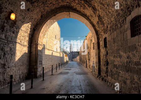 Rue dans la vieille ville de Jérusalem, Israël. Banque D'Images