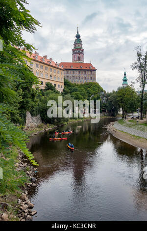 Personnes en canoë sur la rivière Vltava à Prague Banque D'Images