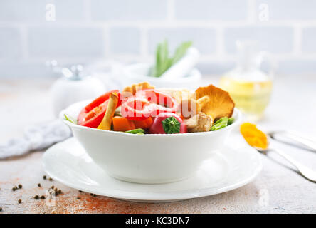 Mélanger les légumes dans le bol et sur une table Banque D'Images