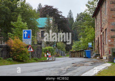 Direction ouest sur la rue principale en traversant Stroméferry (pas de ferry). Ross et Cromarty Banque D'Images