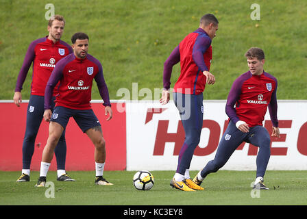 Kyle Walker de l'Angleterre (centre gauche) et Jean Pierre (à droite) lors d'une session de formation pour la journée des médias à St George's park, Burton upon Trent. Banque D'Images