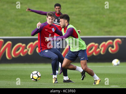 Pierres anglais John et alex oxlade-chambellan (à droite) lors d'une session de formation pour la journée des médias à St George's park, Burton upon Trent. Banque D'Images