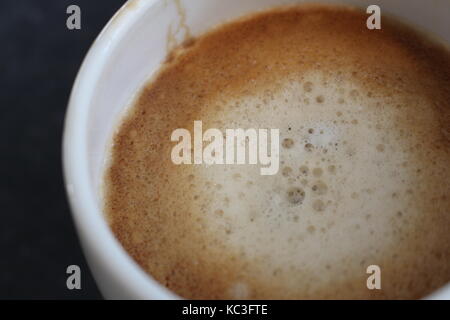 Fraîchement préparé, une tasse / mug de café avec mousse pétillante Banque D'Images