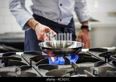 Contrôle le processus de cuisson Chef Banque D'Images