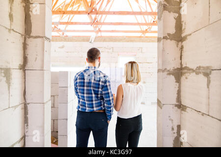 Jeune couple sur le site de construction. Banque D'Images