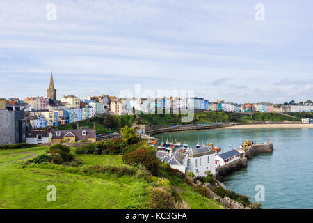 Vue de haut Harbour, North Beach et le front de mer hôtels à partir de la colline du château. Tenby, Pembrokeshire, pays de la baie de Carmarthen, pays de Galles, Royaume-Uni, Grande Bretagne Banque D'Images