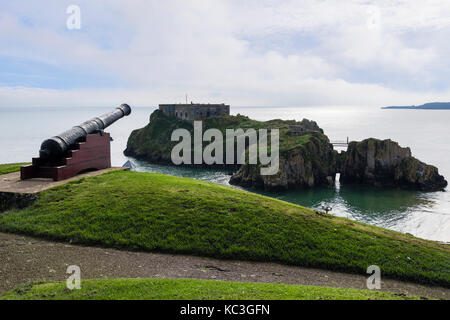 18e siècle Cannon donnant sur le vieux fort sur St Catherine's Island dans la baie de Carmarthen, Tenby, Pembrokeshire, Pays de Galles, Royaume-Uni, Angleterre Banque D'Images