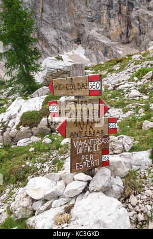 Les Dolomites, Italie du Nord. Un sentier signe sur l'Alta Via 1 chemin de longue distance, d'avertissement d'une 'route risquée pour experts uniquement" Banque D'Images
