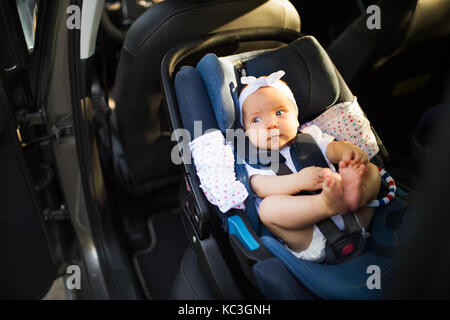 Petit bébé attaché avec la ceinture de sécurité en voiture de sécurité conducteur. Banque D'Images