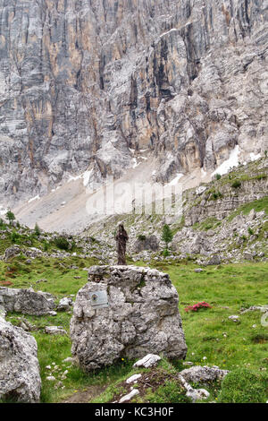 Les Dolomites, Italie du Nord. Sous la grande muraille de la Civetta se trouve un mémorial à l'alpiniste local Marco Anghileri, mort sur le Mont Blanc Banque D'Images