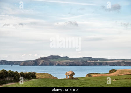 Abercastle, Pembrokeshire, Pays de Galles, Royaume-Uni. Carreg Samson, 5000 ans dolmen néolithique ou chambre funéraire. Aussi connu comme la maison longue ou la Pierre Samson Banque D'Images