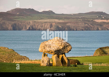 Abercastle, Pembrokeshire, Pays de Galles, Royaume-Uni. Carreg Samson, 5000 ans dolmen néolithique ou chambre funéraire. Aussi connu comme la maison longue ou la Pierre Samson Banque D'Images