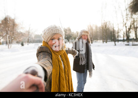 Senior couple in sunny winter nature du patinage sur glace. Banque D'Images