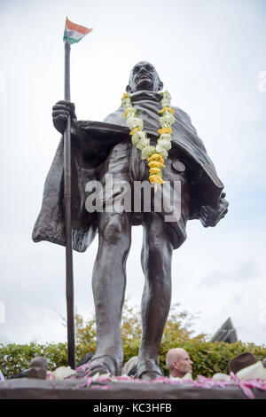 Une statue du mahatma Gandhi est dévoilé dans la baie de Cardiff, Pays de Galles, pour marquer le jour de sa naissance en 1869, et la Journée internationale de la non-violence qui est également célébrée le 2 octobre. Banque D'Images